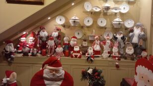 La casa de los 400 Pap&aacute;s Noel que se abre cada a&ntilde;o por una causa solidaria: "No imagin&eacute; repetirlo cada a&ntilde;o, pero la necesidad sigue ah&iacute;"