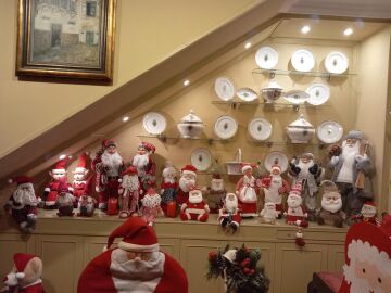 La casa de los 400 Papás Noel que se abre cada año por una causa solidaria: "No imaginé repetirlo cada año, pero la necesidad sigue ahí"