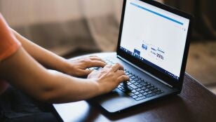 Imagen de archivo de una persona usando un ordenador.