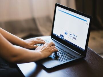 Imagen de archivo de una persona usando un ordenador.