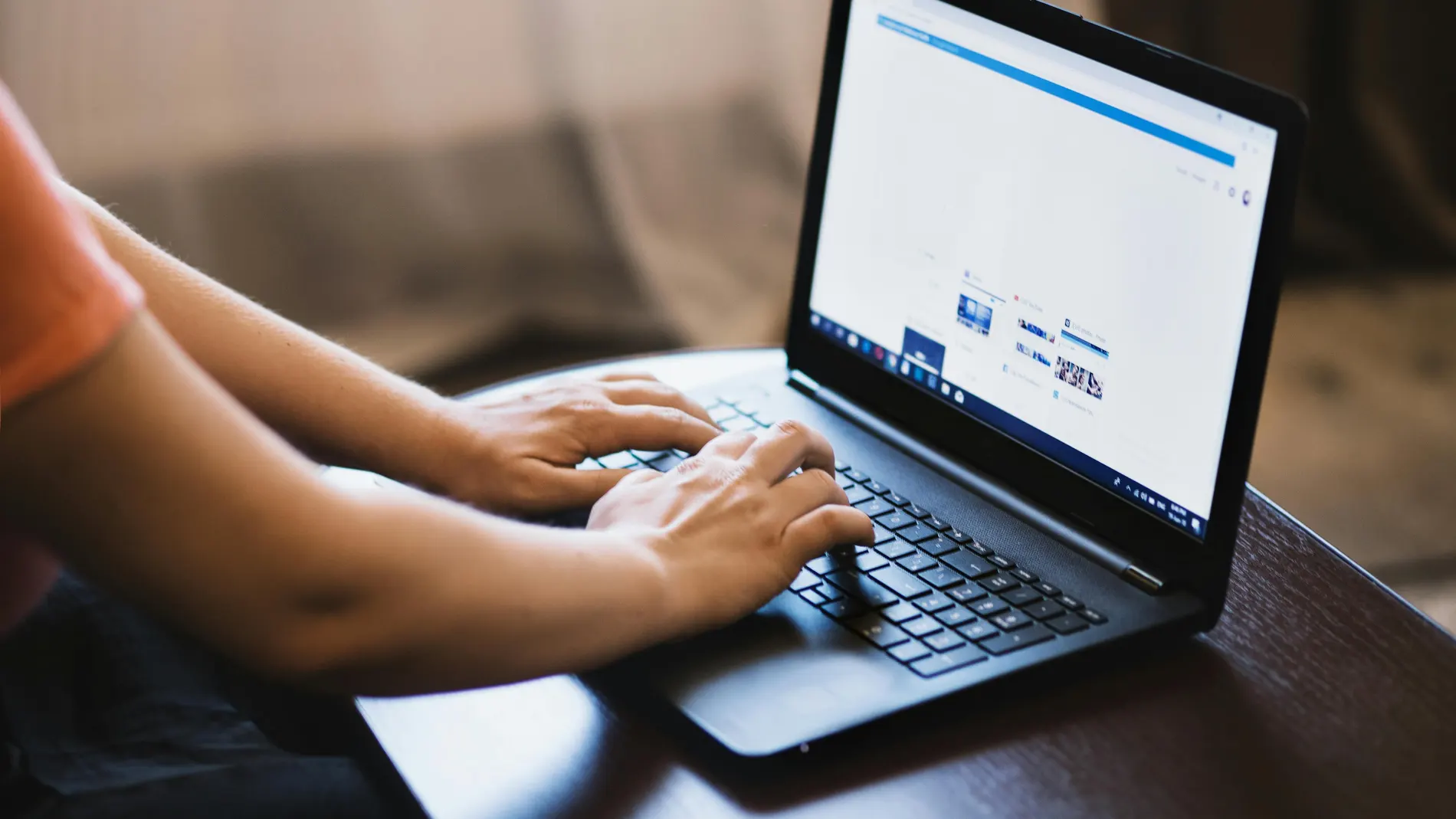 Imagen de archivo de una persona usando un ordenador. Imagen de archivo de una persona usando un ordenador.