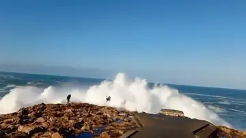 Un joven rescatado y dos heridos tras un golpe de ola en A Coruña Un joven rescatado y dos heridos tras un golpe de ola en A Coruña