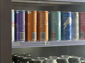 Imagen de archivo de bebidas energéticas. Imagen de archivo de bebidas energéticas.