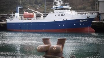 Un barco pesquero en el puerto de Pasaia