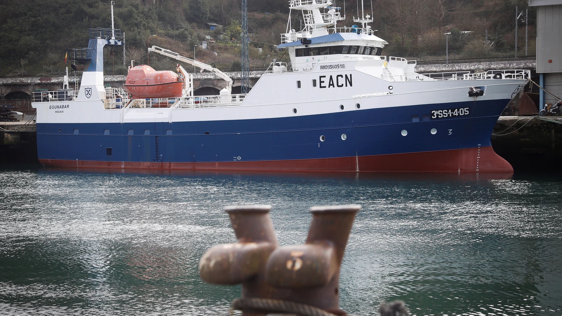 Un barco pesquero en el puerto de Pasaia Un barco pesquero en el puerto de Pasaia