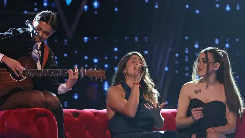 Chiara conmueve en La Voz con una versión espectacular de ‘Puzzle’ junto a Aroa y Antía Chiara conmueve en La Voz con una versión espectacular de ‘Puzzle’ junto a Aroa y Antía