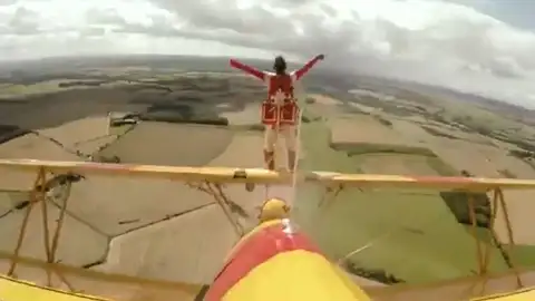 Ainhoa Sánchez haciendo una acrobacia Ainhoa Sánchez haciendo una acrobacia