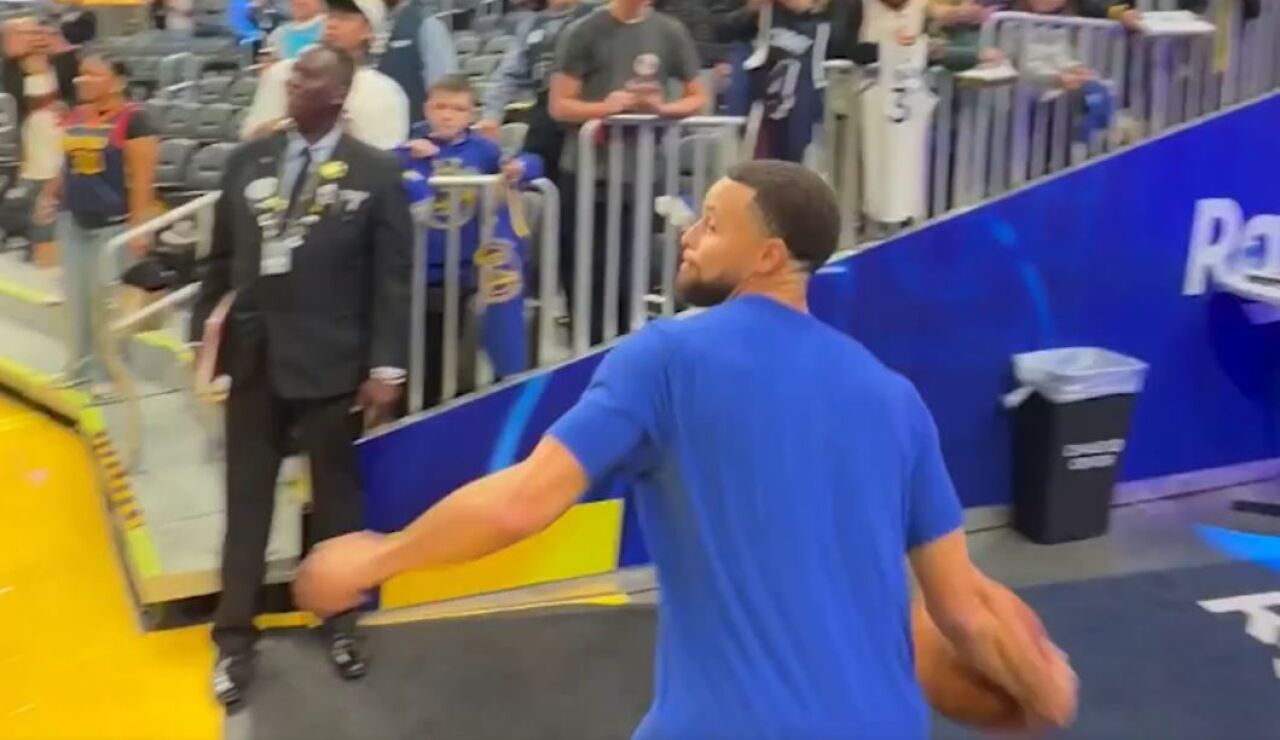 Stephen Curry lanzando un triple desde la otra parte de la cancha