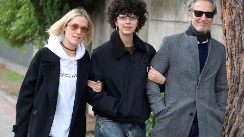 Ernesto Alterio acompañado de su hija Lola y su pareja