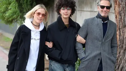 Ernesto Alterio acompañado de su hija Lola y su pareja Ernesto Alterio acompañado de su hija Lola y su pareja