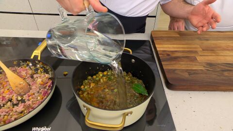 Cúbrelas con abundante agua, sazónalas y cocínalas