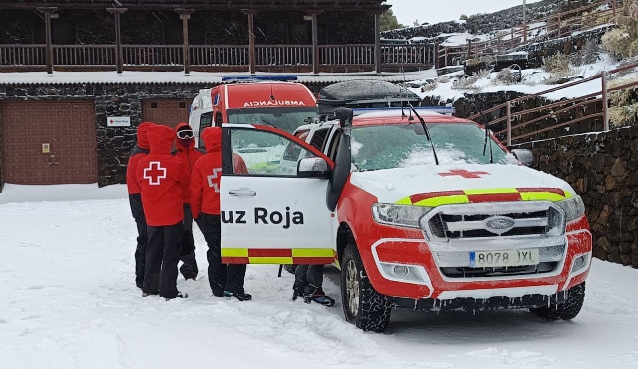 El paso de 'Emilia' en Tenerife deja rachas de viento de hasta 146km/h en Iza&ntilde;a y nieve en El Teide