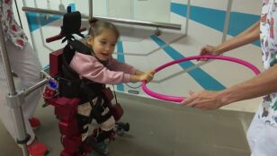 Un exoesqueleto pedi&aacute;trico permite a Gala jugar al escondite pese a su par&aacute;lisis cerebral