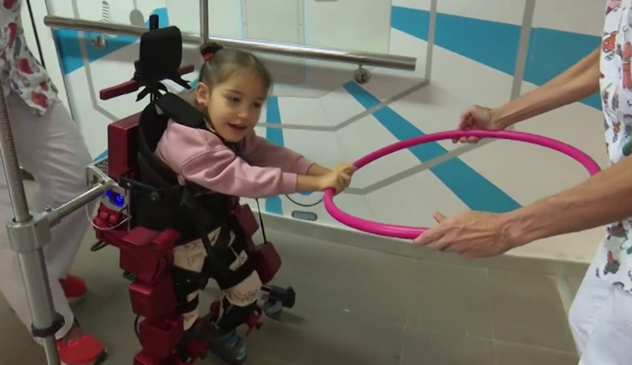 Un exoesqueleto pedi&aacute;trico permite a Gala jugar al escondite pese a su par&aacute;lisis cerebral