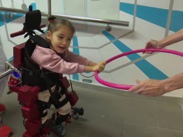 Un exoesqueleto pediátrico permite a Gala jugar al escondite pese a su parálisis cerebral Un exoesqueleto pediátrico permite a Gala jugar al escondite pese a su parálisis cerebral