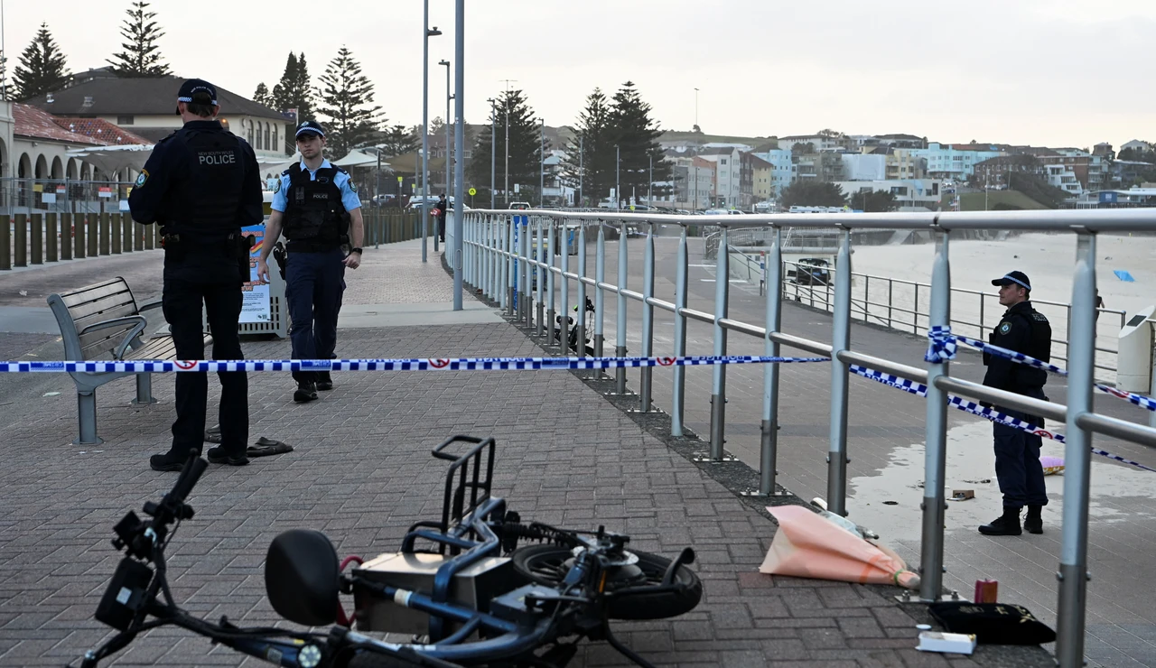Agentes de la policía australiana, en la playa Bondi de Sídney tras el ataque durante una celebración de una festividad judía