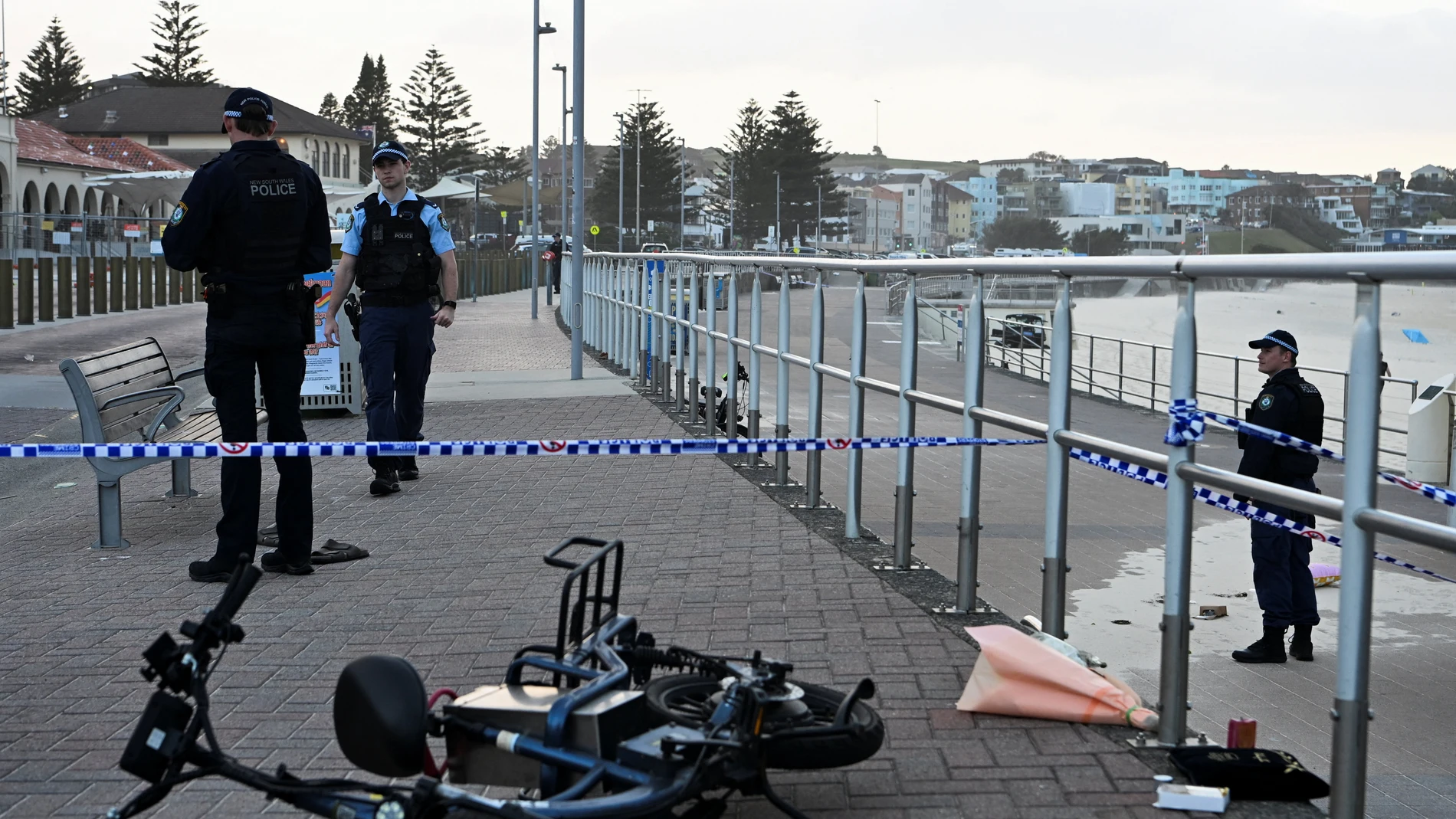 Agentes de la policía australiana, en la playa Bondi de Sídney tras el ataque durante una celebración de una festividad judía Agentes de la policía australiana, en la playa Bondi de Sídney tras el ataque durante una celebración de una festividad judía