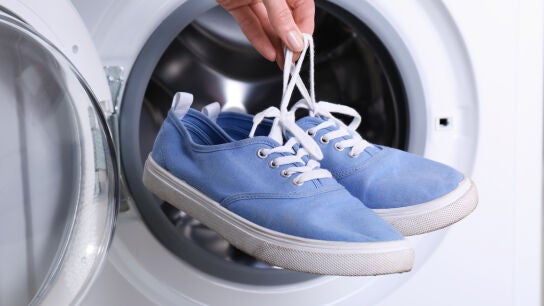 &iquest;Metes directamente las zapatillas en la lavadora?