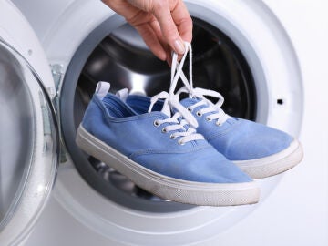 &iquest;Metes directamente las zapatillas en la lavadora?