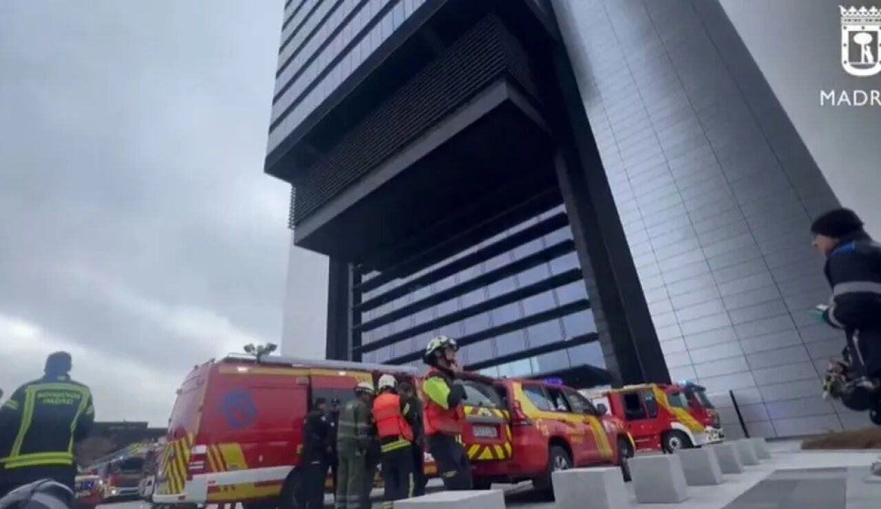 Los bomberos en la torre Foster