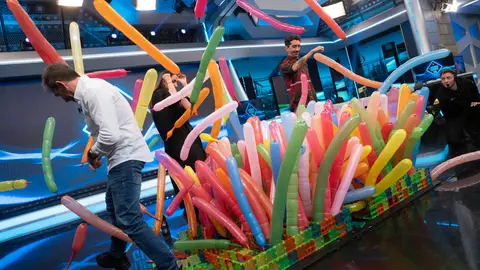 Una orquesta con globos: Marron sorprende a Malú con un insólito experimento musical en El Hormiguero Una orquesta con globos: Marron sorprende a Malú con un insólito experimento musical en El Hormiguero
