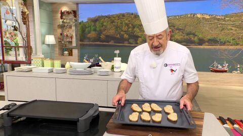 Cortar 8 rebanadas de 1,5 cm de grosor, extiéndelas sobre una bandeja de horno