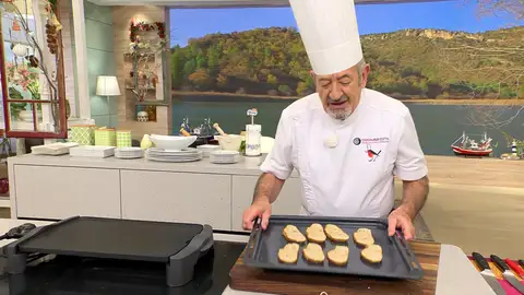 Cortar 8 rebanadas de 1,5 cm de grosor, extiéndelas sobre una bandeja de horno Cortar 8 rebanadas de 1,5 cm de grosor, extiéndelas sobre una bandeja de horno