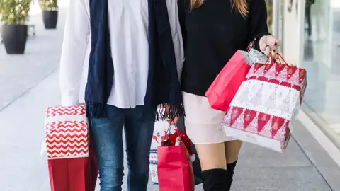 Pareja comprando regalos de Navidad Pareja comprando regalos de Navidad