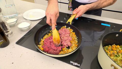 Incorpora las carnes