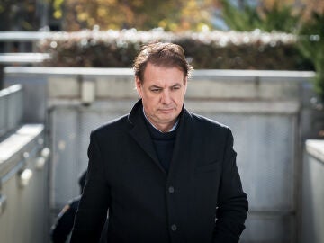 Vicente Fern&aacute;ndez saliendo del juzgado