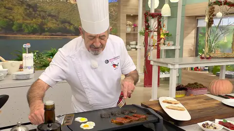 Casca los huevos, colócalos en la plancha y cocínalos Casca los huevos, colócalos en la plancha y cocínalos