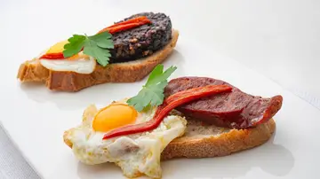 Pincho de cojonudo y cojonuda, de Karlos Arguiñano: "A veces, menos es más" Pincho de cojonudo y cojonuda, de Karlos Arguiñano: "A veces, menos es más"