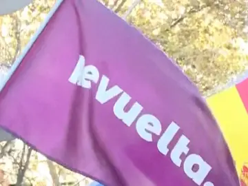 Una bandera de la asociación Revuelta al lado de una Bandera de España Una bandera de la asociación Revuelta al lado de una Bandera de España