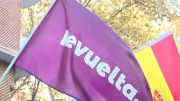 Una bandera de la asociaci&oacute;n Revuelta al lado de una Bandera de Espa&ntilde;a