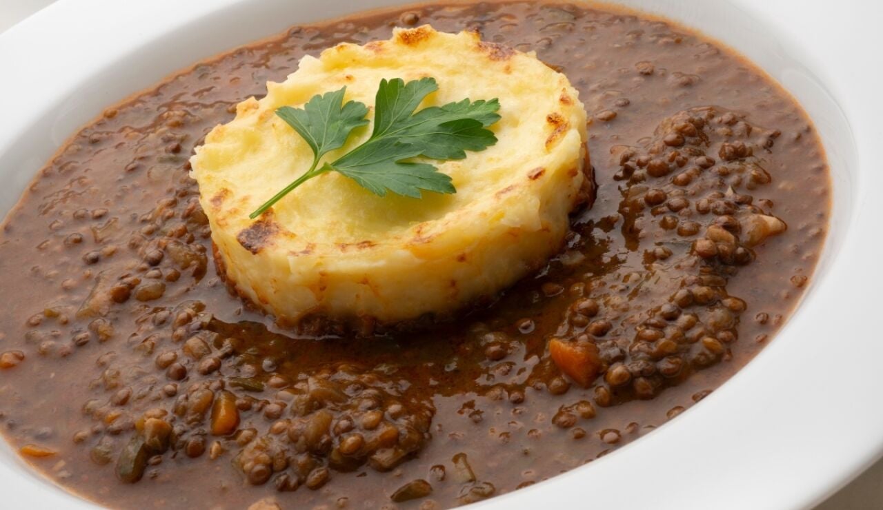 Guiso de lentejas con pastel de patata