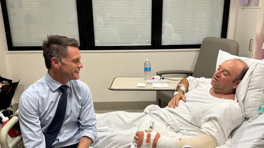 Fotografía publicada en el perfil de X del líder político de Nueva Gales del Sur, Chris Minns, visitando en el hospital a Ahmed al Ahmed Fotografía publicada en el perfil de X del líder político de Nueva Gales del Sur, Chris Minns, visitando en el hospital a Ahmed al Ahmed