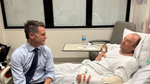 Fotograf&iacute;a publicada en el perfil de X del l&iacute;der pol&iacute;tico de Nueva Gales del Sur, Chris Minns, visitando en el hospital a Ahmed al Ahmed