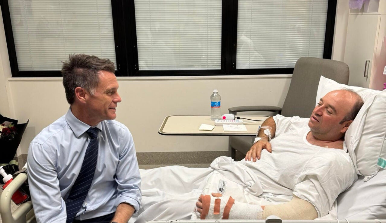 Fotograf&iacute;a publicada en el perfil de X del l&iacute;der pol&iacute;tico de Nueva Gales del Sur, Chris Minns, visitando en el hospital a Ahmed al Ahmed