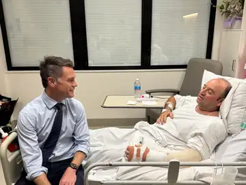 Fotografía publicada en el perfil de X del líder político de Nueva Gales del Sur, Chris Minns, visitando en el hospital a Ahmed al Ahmed Fotografía publicada en el perfil de X del líder político de Nueva Gales del Sur, Chris Minns, visitando en el hospital a Ahmed al Ahmed