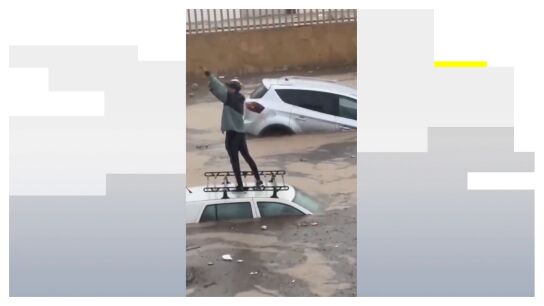 Veh&iacute;culos flotando en las calles inundadas de Safi, Marruecos