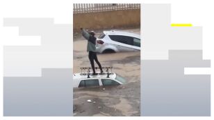 Veh&iacute;culos flotando en las calles inundadas de Safi, Marruecos