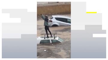 Veh&iacute;culos flotando en las calles inundadas de Safi, Marruecos