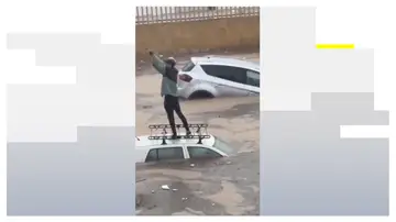 Vehículos flotando en las calles inundadas de Safi, Marruecos Vehículos flotando en las calles inundadas de Safi, Marruecos