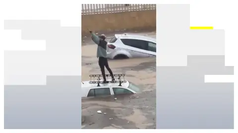 Vehículos flotando en las calles inundadas de Safi, Marruecos Vehículos flotando en las calles inundadas de Safi, Marruecos