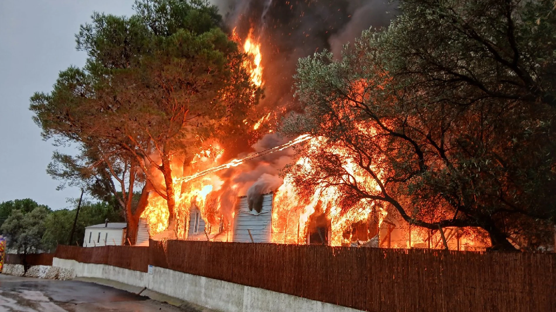Imagen del camping ardiendo Imagen del camping ardiendo
