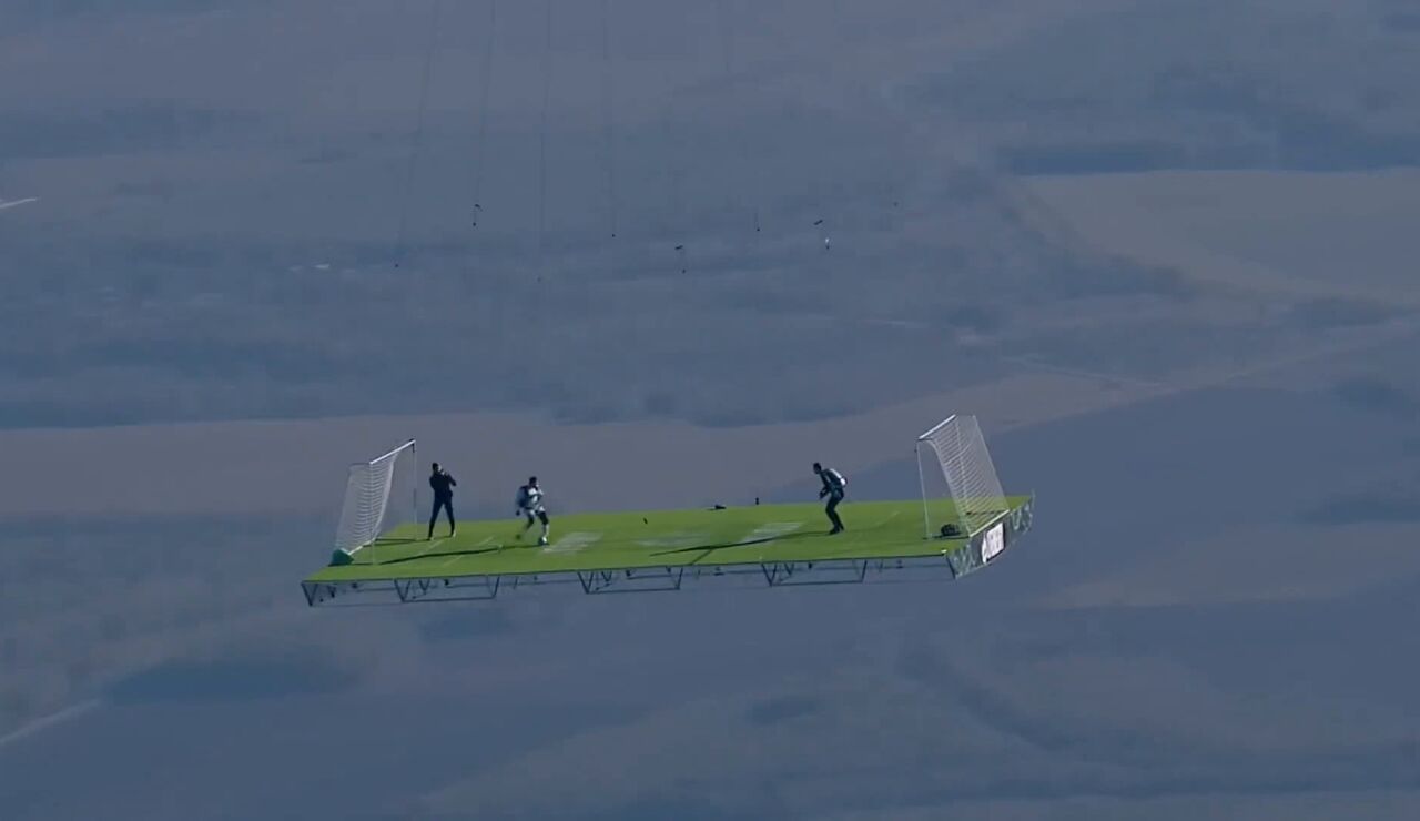 La &uacute;ltima locura del youtuber Sergey Boytcov: un partido de f&uacute;tbol a 2.000 metros de altura