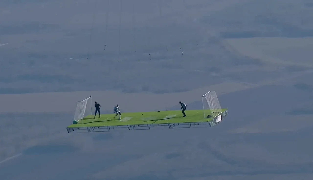 La última locura del youtuber Sergey Boytcov: un partido de fútbol a 2.000 metros de altura