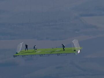 La última locura del youtuber Sergey Boytcov: un partido de fútbol a 2.000 metros de altura La última locura del youtuber Sergey Boytcov: un partido de fútbol a 2.000 metros de altura