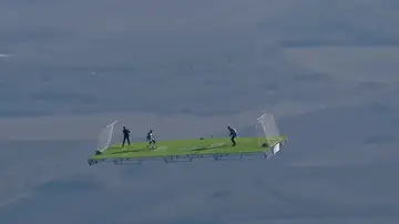 La última locura del youtuber Sergey Boytcov: un partido de fútbol a 2.000 metros de altura La última locura del youtuber Sergey Boytcov: un partido de fútbol a 2.000 metros de altura