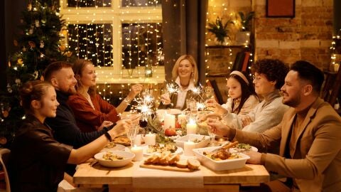 Familia disfrutando de una cena de Navidad